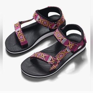 Women's sz 10 casual walking sandle. New in bag. LAST PAIR!